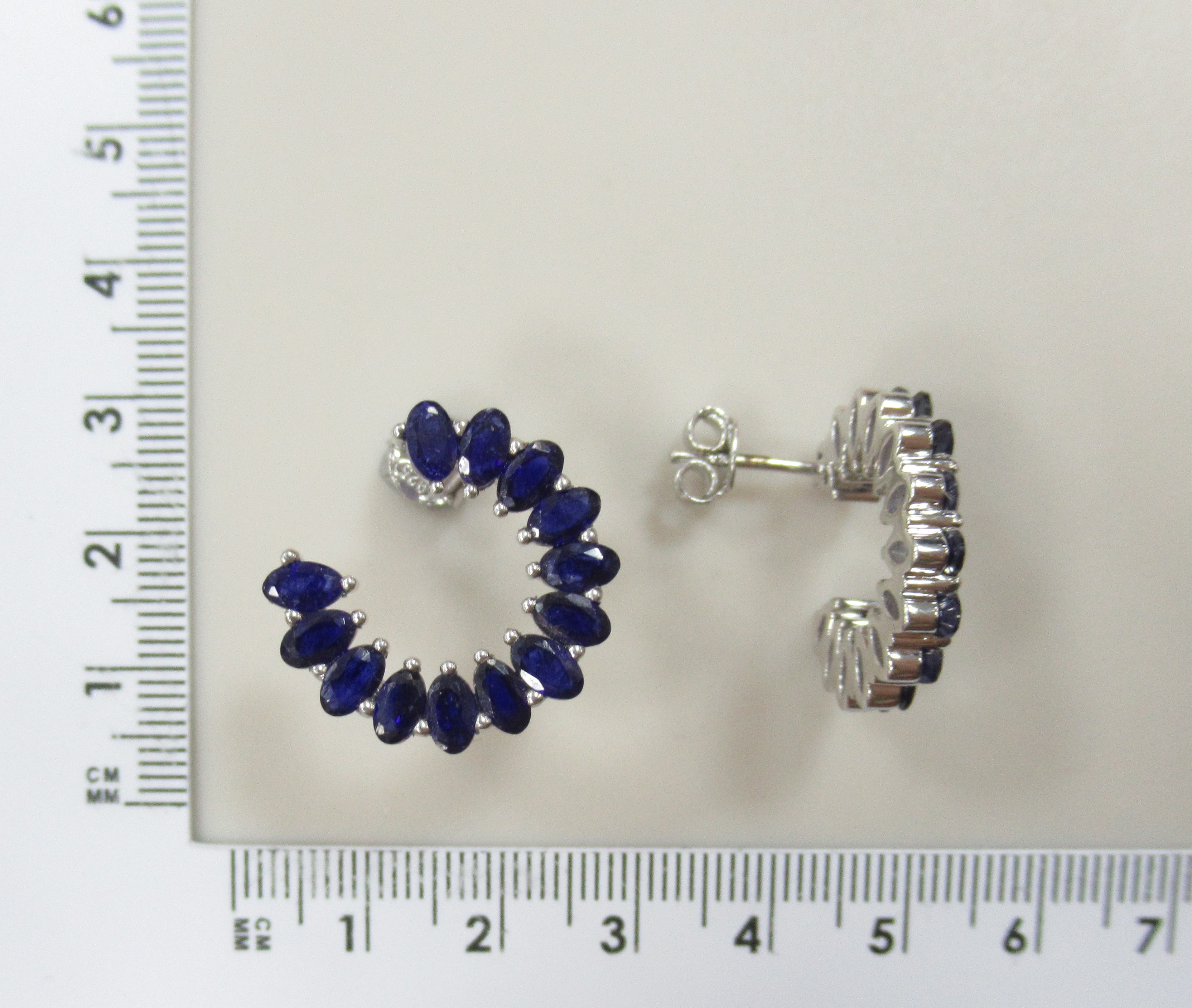 Серебряные серьги-пусеты с сапфирами